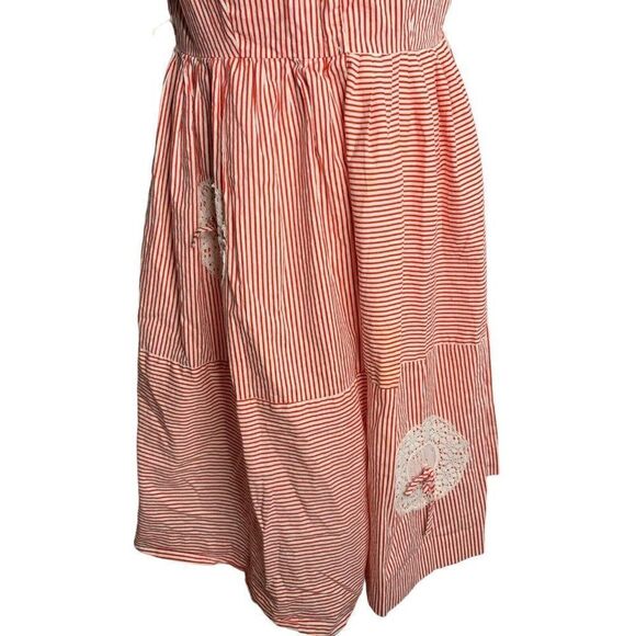 Vintage 50s Sleeveless Midi Swing Dress M Red Striped Buttons Pleated Lace Doily - Picture 3 of 7